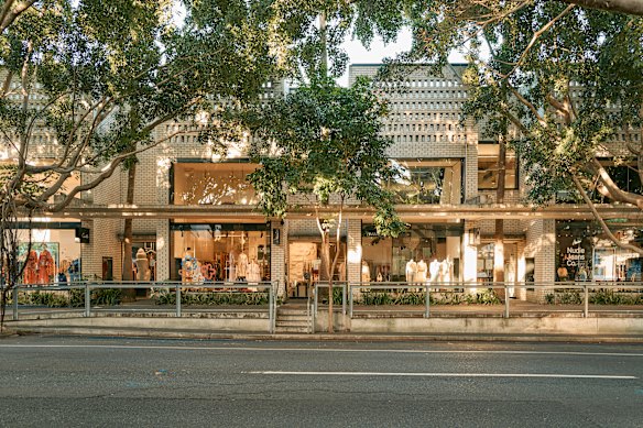A slice of subtropical urbanism at the leafy James Street precinct.
