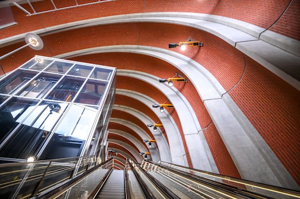 The Arden station entrance features massive concrete arches lined with more than 100,000 hand-laid bricks, reflecting North Melbourne’s rich 
industrial history.
