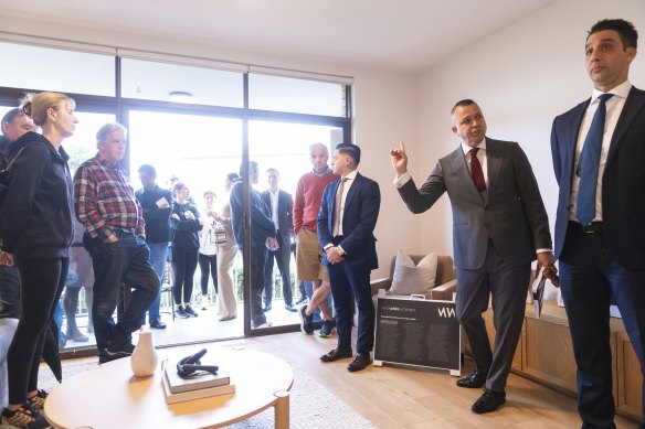 A Bellevue Hill flat  went to auction connected  Saturday.