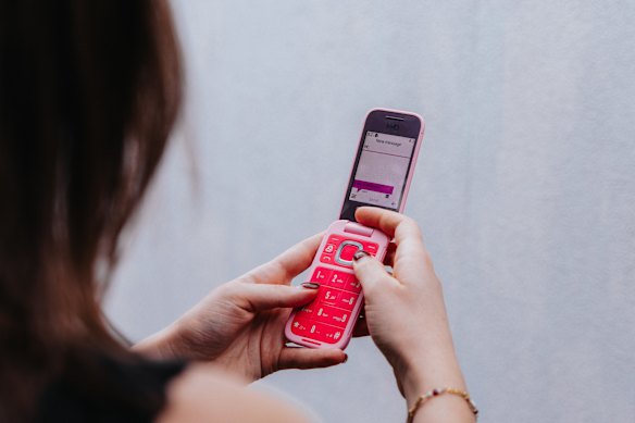 Google Trends data shows searches for “dumb phones” have increased significantly since 2020.