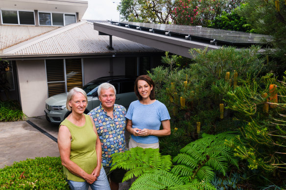 Independent member for Mackellar Sophie Scamps with Avalon residents Ian and Michelle Millner, who have solar panels and household batteries.