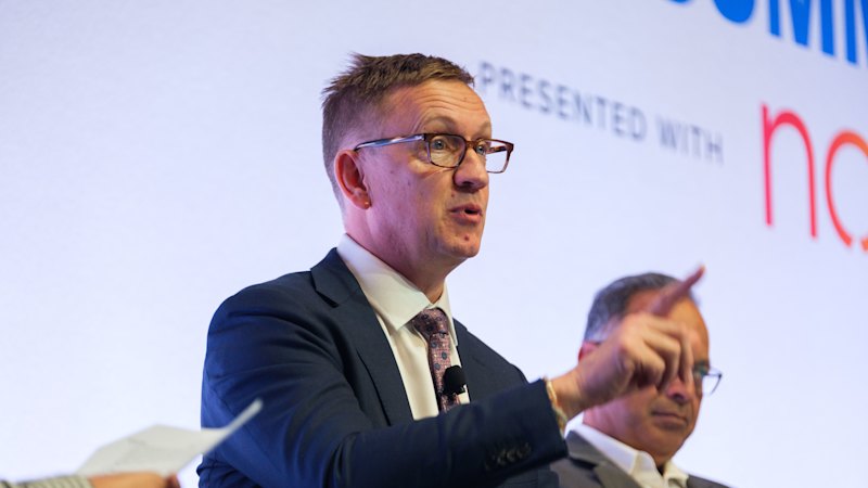 Should tobacconists exist? Labor minister Julian Hill poses radical question in illegal cigarette war