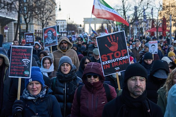 Pro-Iranian democracy protesters demonstrate in front of the Brandenburg Gate in Berlin.