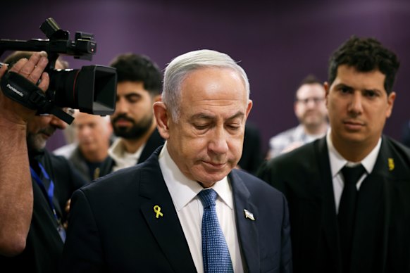 Netanyahu in 2024 with lawyer Amit Hadad (right).