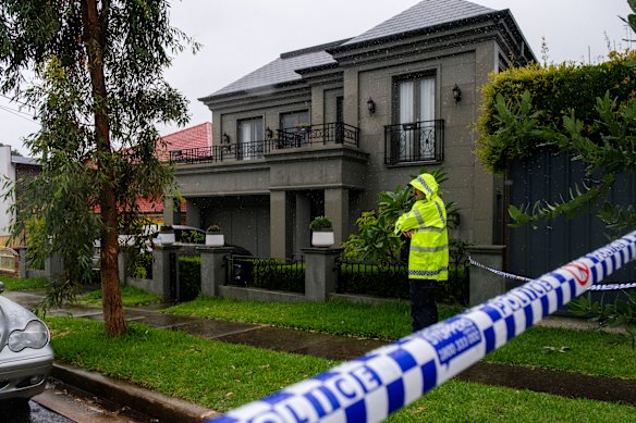 コンコードのスプリング・ストリートにある住宅で、30代の男性が刺されて死亡した。