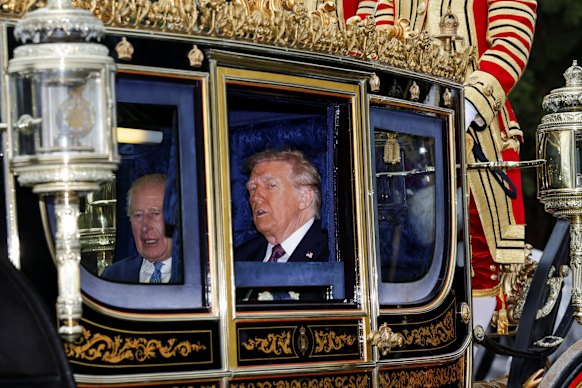 ウィンザーエステートを通る公式の馬車に乗って、チャールズ王とドナルドトランプ。