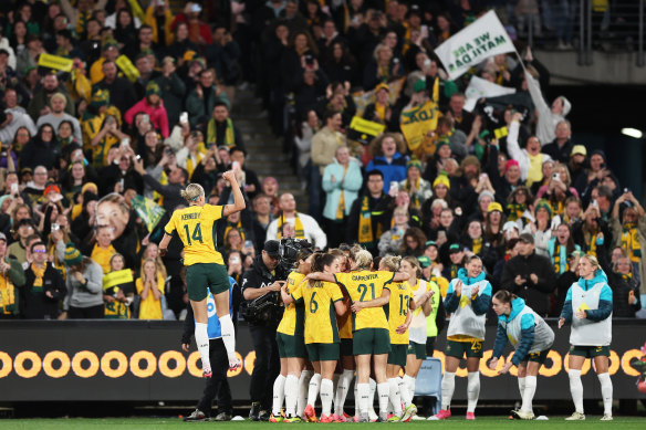Las Matildas celebran el gol de Hayley Raso en la segunda parte ante una multitud récord.