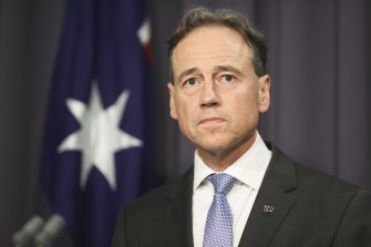   Le ministre de la santé et des soins aux personnes âgées Greg Hunt lors d'une conférence de presse sur les vaccins, au Parlement à Canberra.