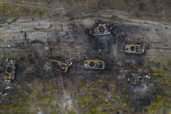 Des véhicules blindés russes détruits se trouvent à la périphérie de Kiev.