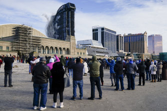 Les gens se rassemblent pour regarder l'ancien casino Trump Plaza est démoli dans une explosion contrôlée.