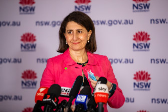 La première ministre de NSW, Gladys Berejikilan, lors de la conférence de presse à 11 heures dimanche, alors qu'elle assouplissait les restrictions dans les LGA préoccupantes.