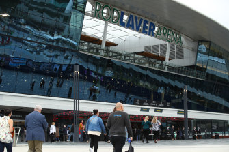 Les membres du public arrivent au monument aux morts de la Rod Laver Arena.