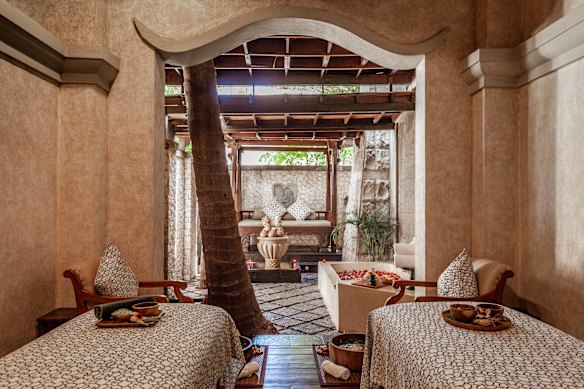 The writer highly rates the massage treatments  at Glow Spa. 