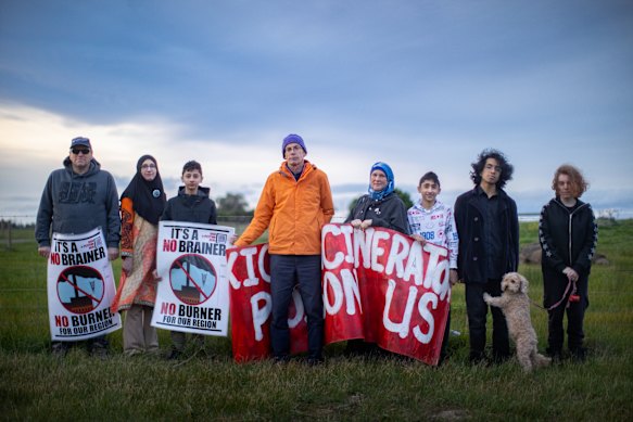 Plant opponents (from left) Rodney Cummings, Julie Ahmad and her son Raiyan, Max Sargent, Tanja Kubitza, Abdullah Ahmad, Hamid Moeladawilah and
Laura Cummings. 
