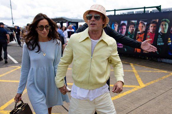 Brad Pitt y su novia Dre Ramoon están en el Gran Premio del Reino Unido.
