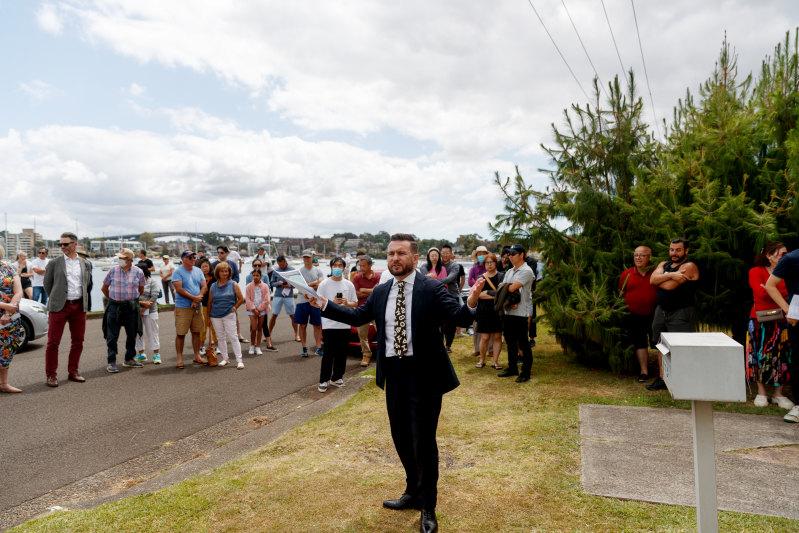 Bidders and onlookers at the auction for 32 Esplanade, Drummoyne.