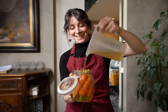 Caitlin Koether from Molli shows us how to pickle carrots.