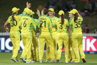 Les Australiens célèbrent après le limogeage de la capitaine néo-zélandaise Sophie Devine.