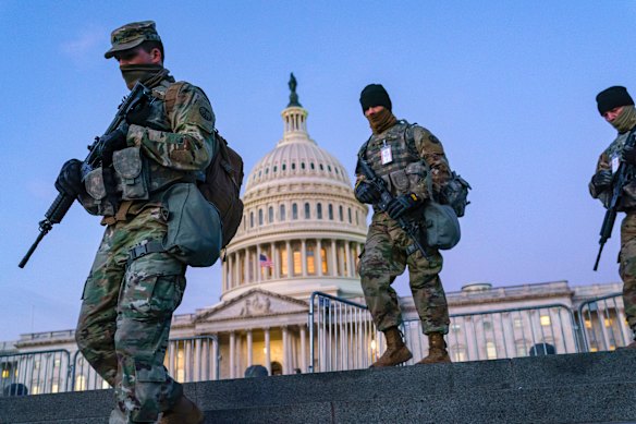 Las fuerzas del Ejército Nacional y el Capitolio de la Policía de los Estados Unidos siguen observando en Capitolio en marzo de 2021 Seguridad.
