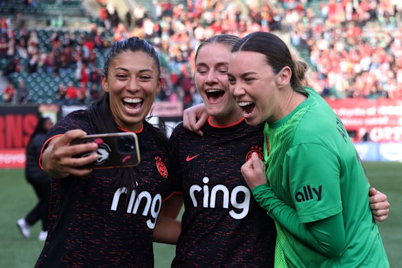 Mackenzie Arnold (right) with teammates Reyna Reyes (left) and Mallie McKenzie at the Portland Thorns.