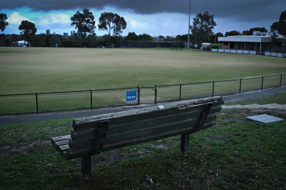 Groups of teenagers and young men are using dating apps to lure, violently assault and rob men in Melbourne parks before posting footage they capture of the disturbing attacks on social media.