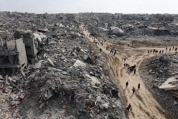 Displaced Palestinians return to the war-devastated Jabalia refugee camp in the northern Gaza Strip on January 19.