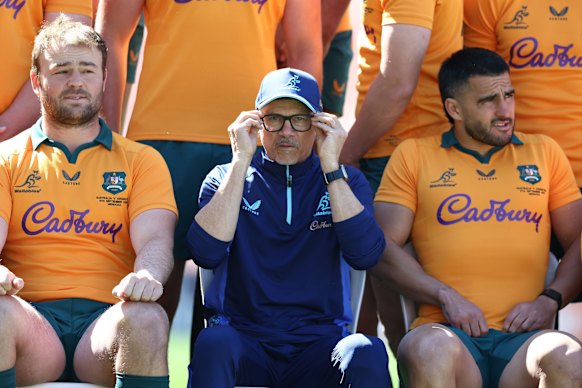 Les Kiss poses with the Wallabies in a team photo ahead of the Mendoza Test.