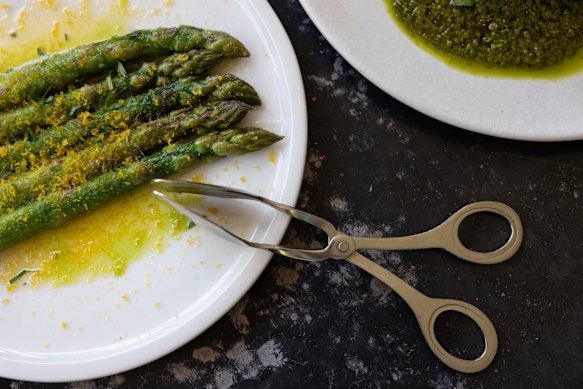 A side dish of asparagus.