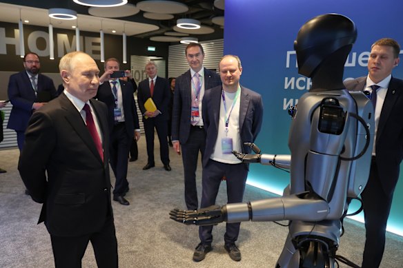 Putin called the robot’s performance “very beautiful” and thanked it before continuing his tour.