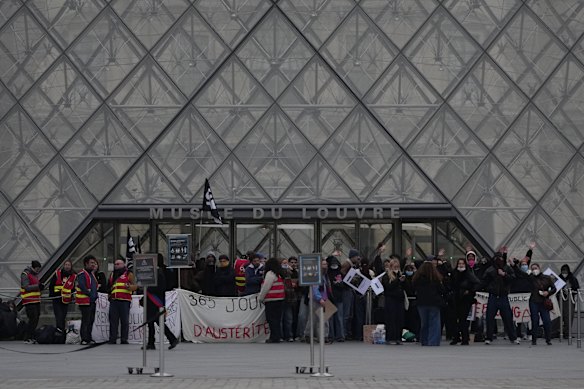 track and field Vous ne pouvez passer: Protesting students blockade the Louvre entrance on Monday.