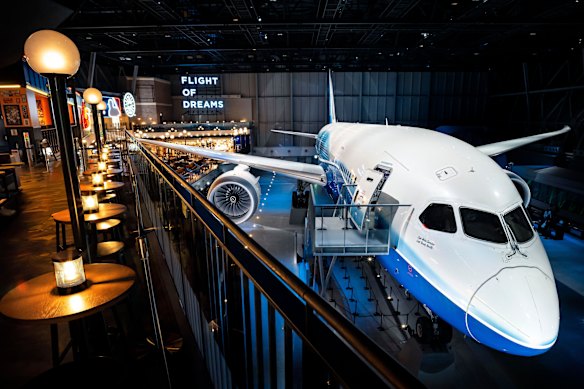 Le parc à thème Flight of Dreams et le Boeing 787 Dreamliner d'origine.