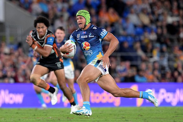 Rising star Cooper Bai has re-signed with the Titans.