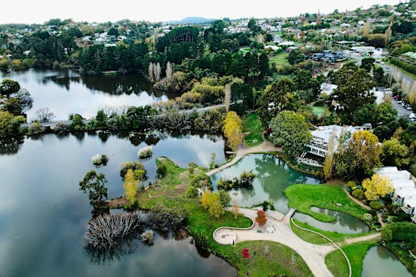 Lake House overlooks Lake Daylesford and is a short distance from Wombat Hill Botanic Gardens.
