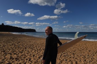 Nick Carroll, champion de surf australien, commentateur et rédacteur en chef de Surfline, affirme que le gouvernement de la Nouvelle-Galles du Sud ne prend pas suffisamment au sérieux la menace des grands requins blancs. 