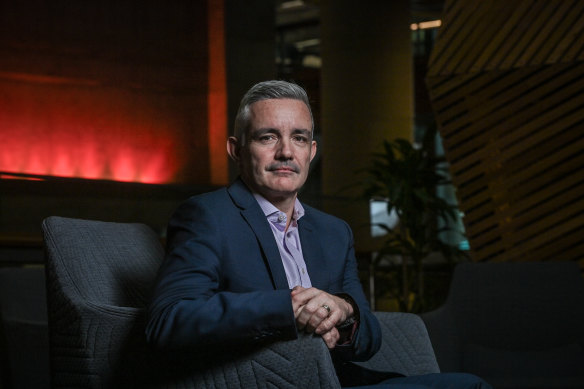 Andy Kerr, responsable du secteur immobilier chez NAB, explique que les emprunteurs hypothécaires utilisent leurs comptes compensatoires pour atténuer l'impact des taux d'intérêt élevés.
