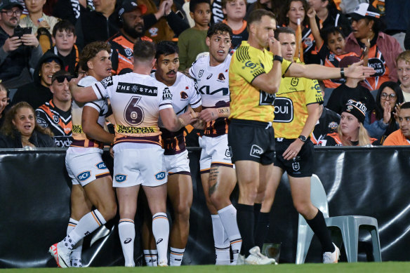 Broncos players observe  a effort   during the circular  8  NRL lucifer  against Wests Tigers successful  Sydney. 