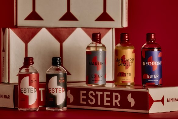 The Ester Mini Bar Full Flight Set includes five miniature drinks. 