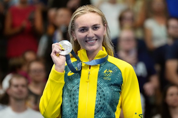 Australia’s Ariarne Titmus poses with her 800m freestyle silver medal at Paris 2024. 