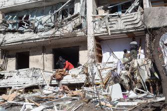 Un immeuble résidentiel de la rue Mostytska à Kiev qui a été touché par une roquette.