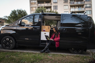 La millénaire Demi Kotsoris, travaillant depuis sa camionnette à Bondi, dit que sa génération est dans les limbes.