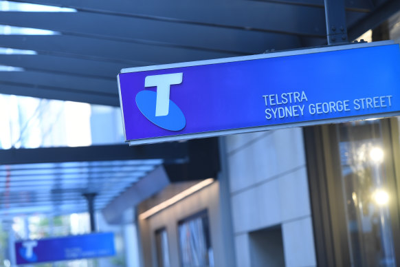 Telstra affirme que des centaines de sites mobiles de l'entreprise de télécommunications restent hors ligne en raison des tempêtes à Victoria.