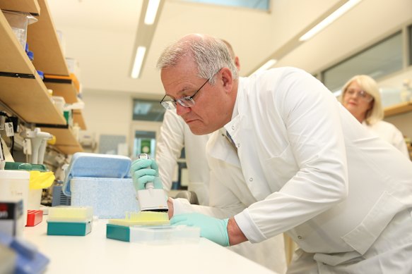 Then-prime minister Scott Morrison visiting a CSIRO lab in 2020. During the pandemic, his government awarded the agency $459 million over four years.