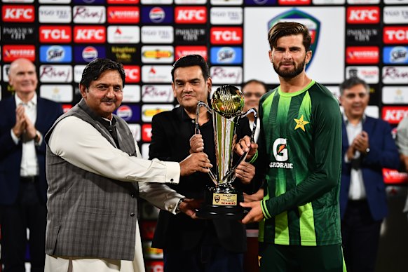 Shaheen Shah Afridi receives the trophy after Pakistan’s 2-1 series win. 