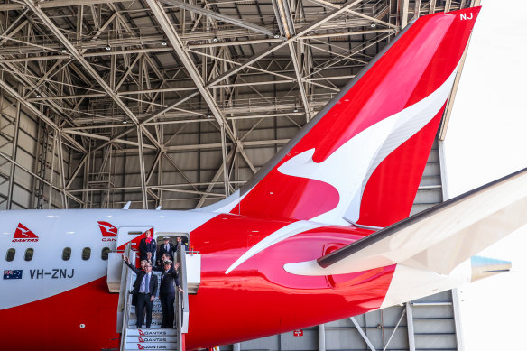 Qantas’  biggest worker  radical  has voted to instrumentality     concern   enactment   if their wage  connection    is not improved.