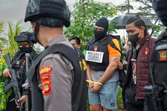 A polícia de apoio armado eliminou os homens enquanto participam de textos para jovens.