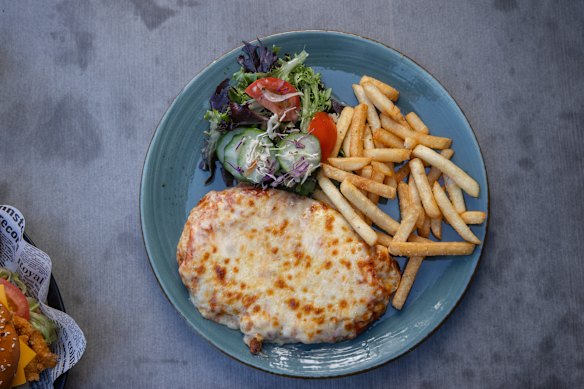 Panko-crumbed chicken breast topped with Virginian leg ham, Napoli sauce and melted cheese, served with chips and salad.