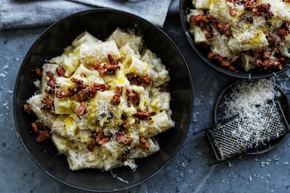 Cauliflower cheese and bacon pasta.
