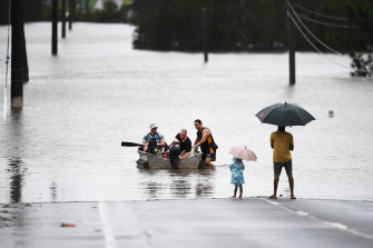 Le système qui a provoqué des inondations dans le sud-est du Queensland se déplacera vers le sud sur la côte NSW cette semaine.