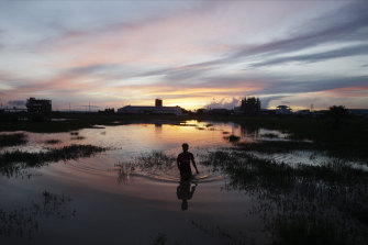 Un homme attrape du poisson dans le village de Chres à la périphérie de Phnom Penh.