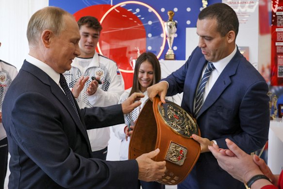 Umar Kremlev (right) with Vladimir Putin in 2022.